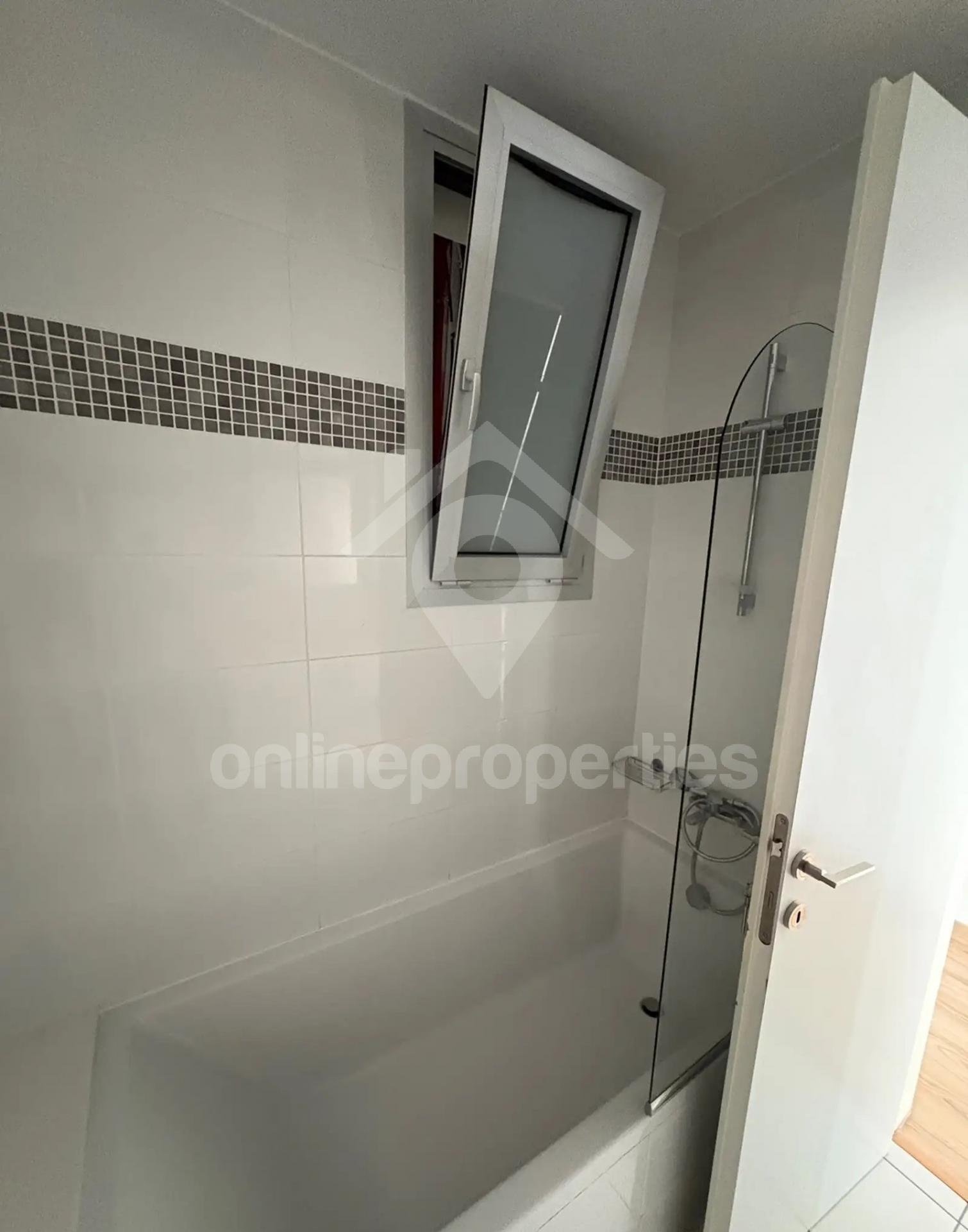 To change image, hover mouse over thumbnails below