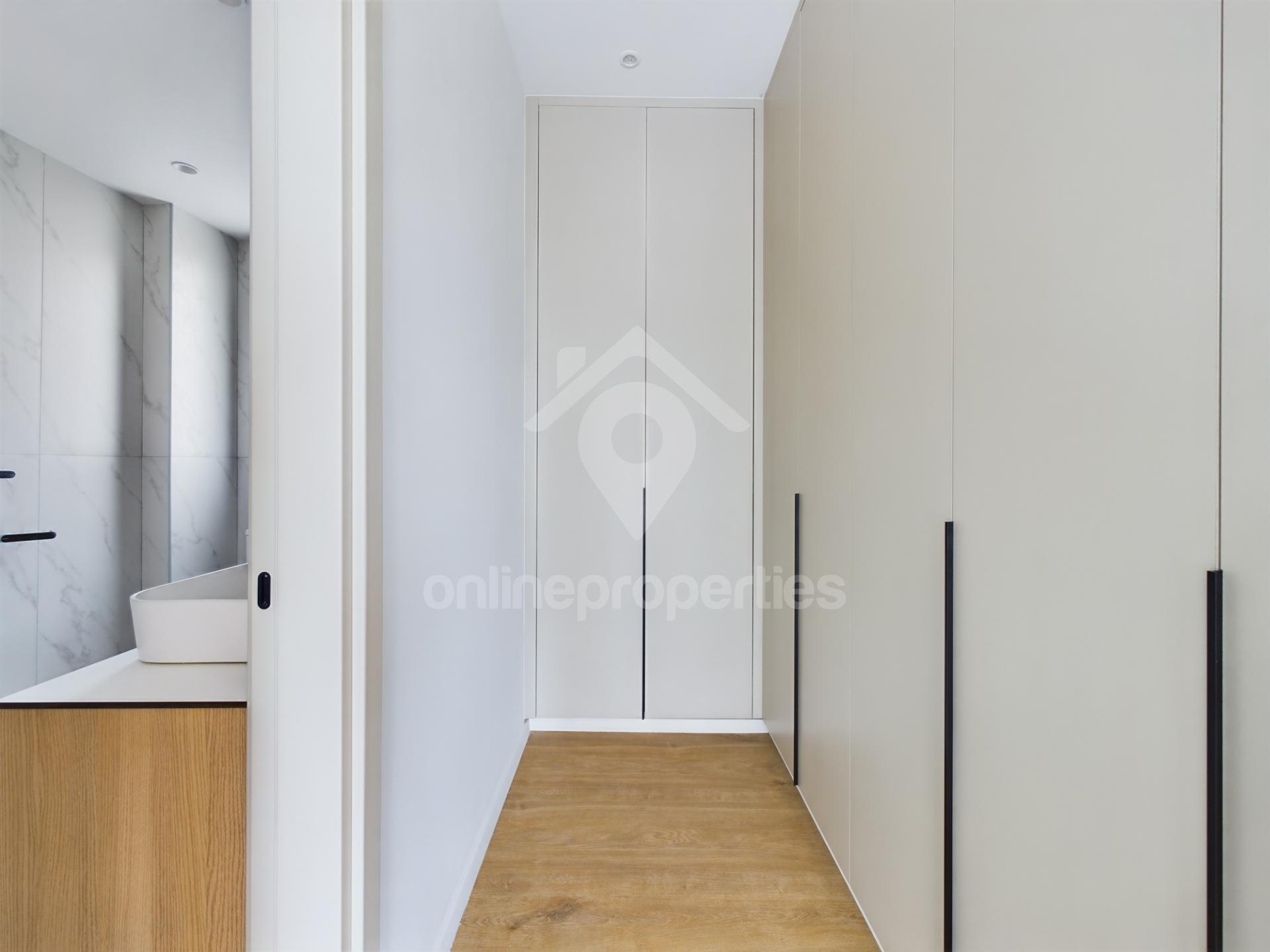 To change image, hover mouse over thumbnails below