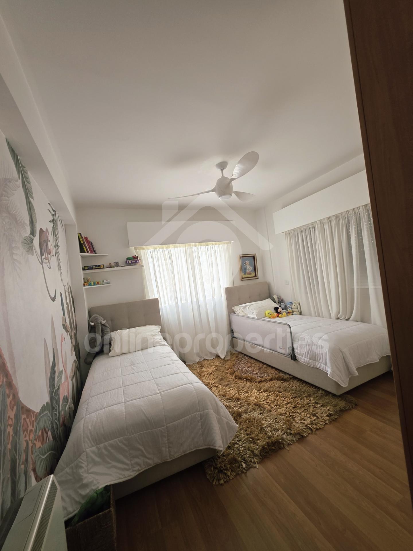 To change image, hover mouse over thumbnails below