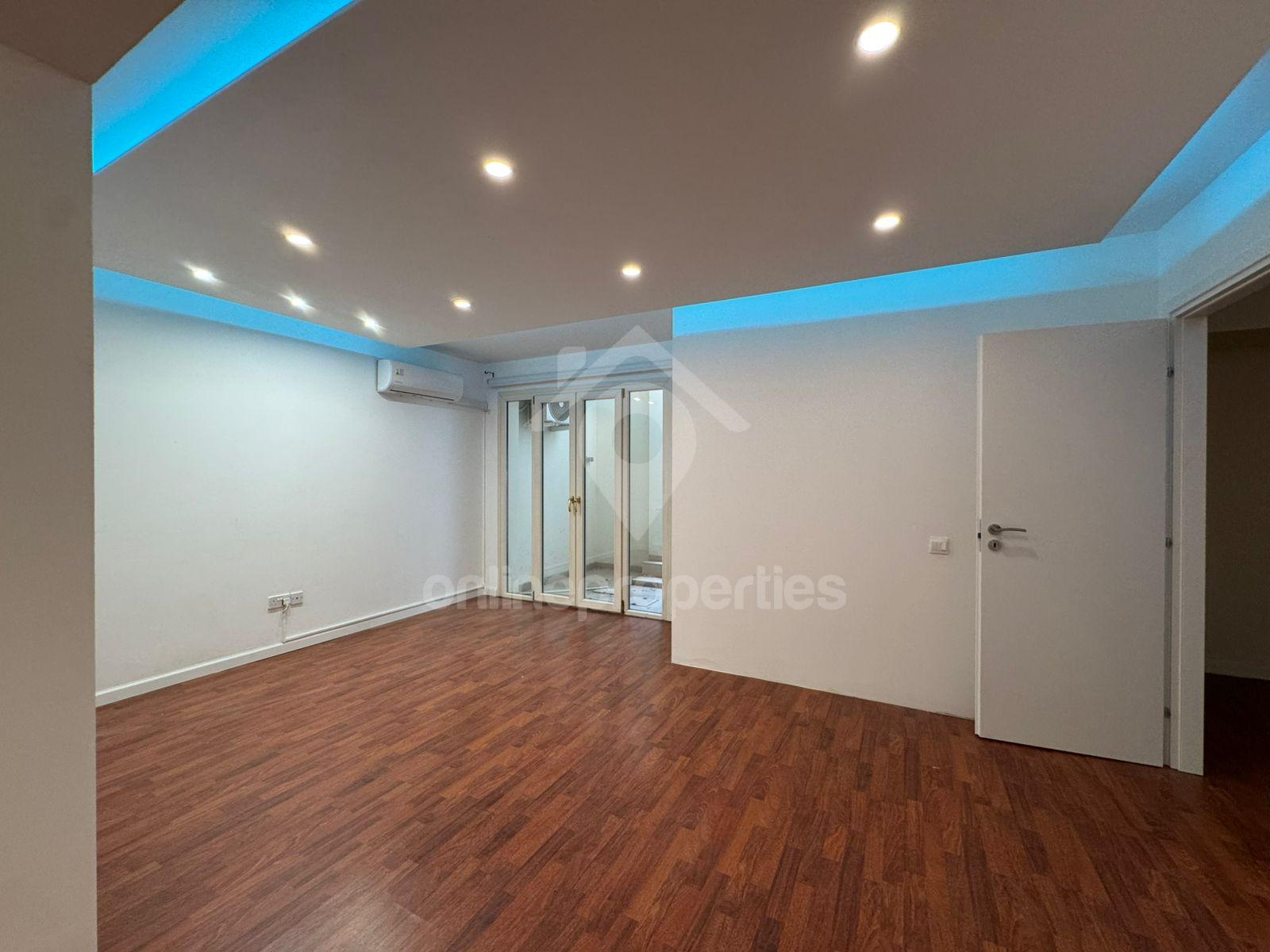 To change image, hover mouse over thumbnails below