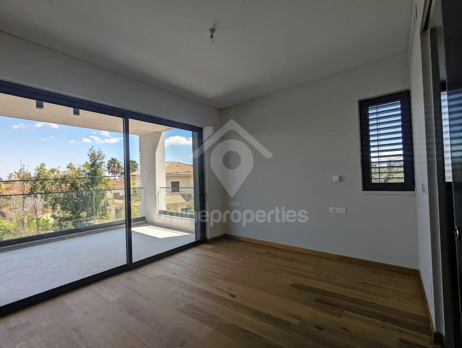 To change image, hover mouse over thumbnails below