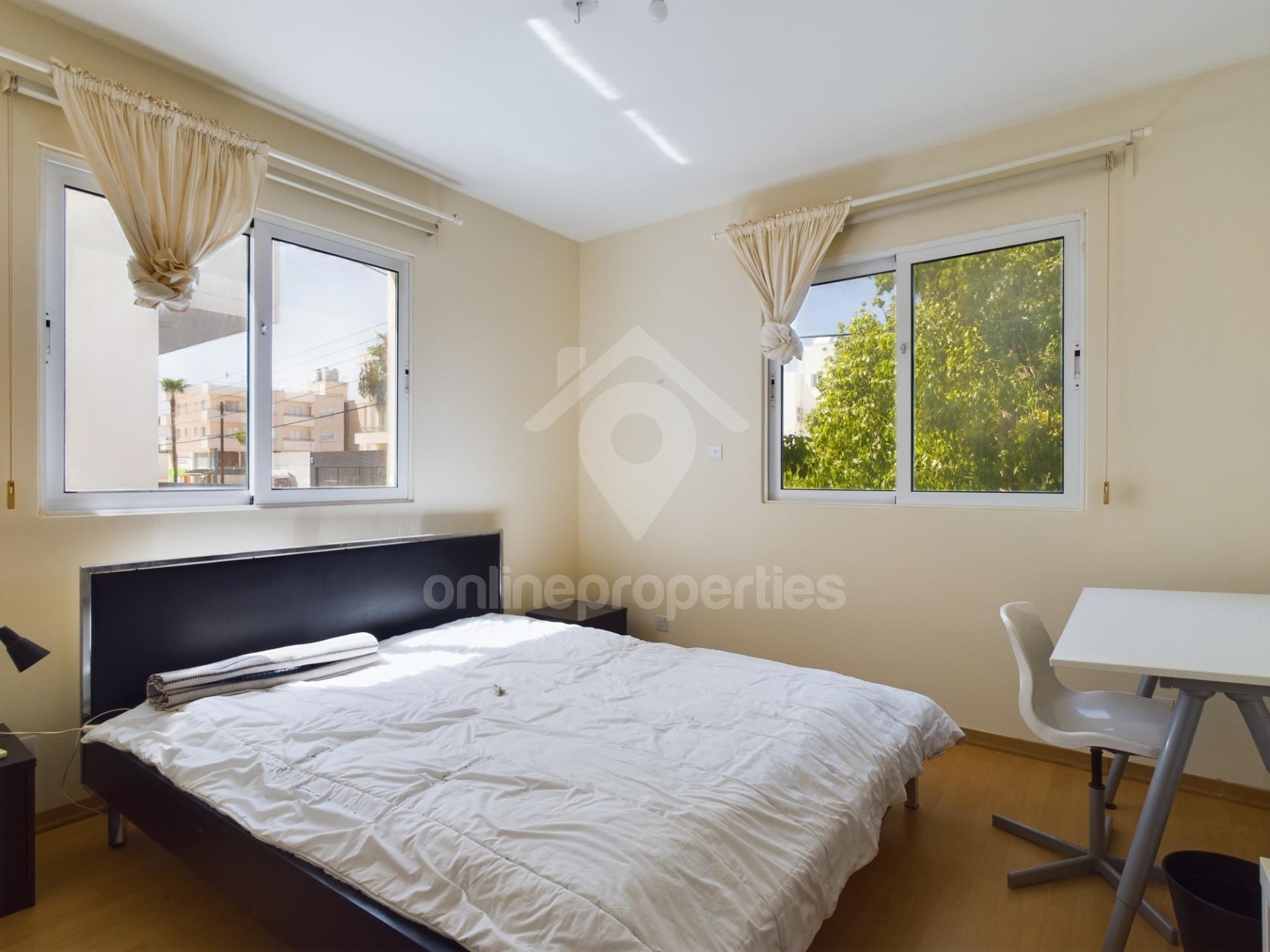 To change image, hover mouse over thumbnails below