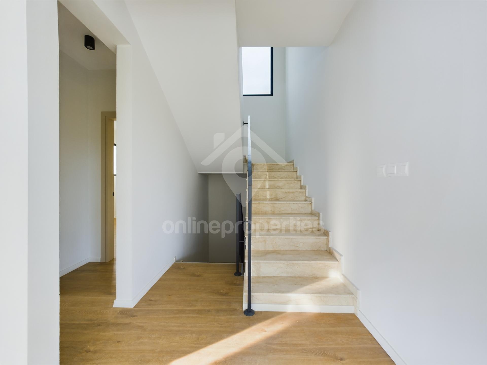 To change image, hover mouse over thumbnails below