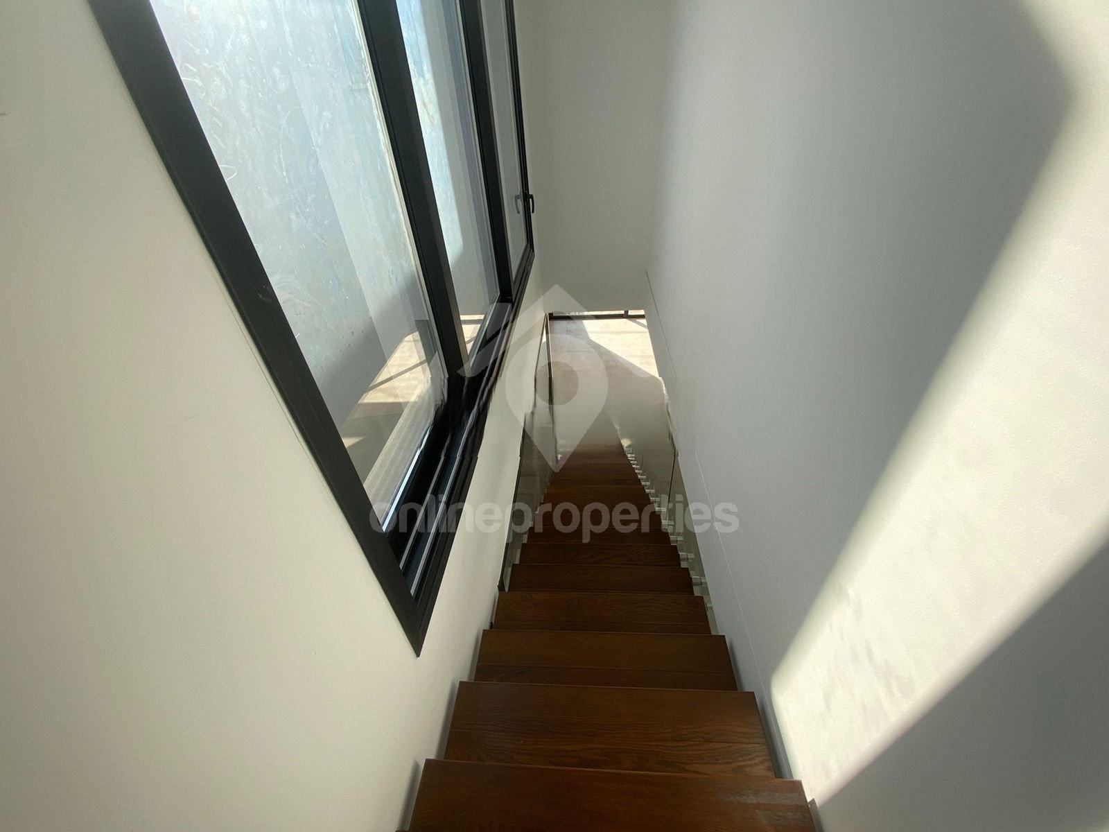 To change image, hover mouse over thumbnails below