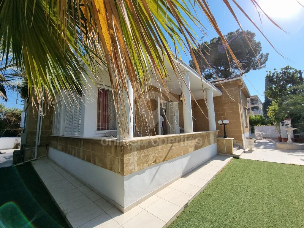Historical Detached House of 3 bedrooms plus a service room