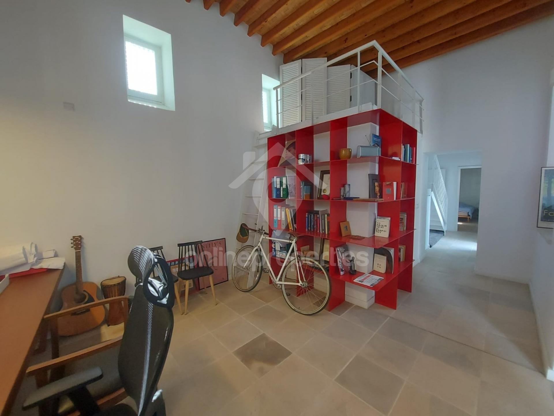 To change image, hover mouse over thumbnails below