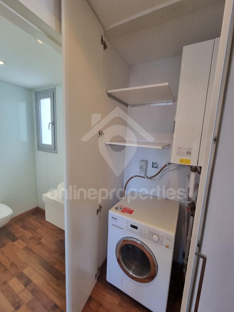 To change image, hover mouse over thumbnails below