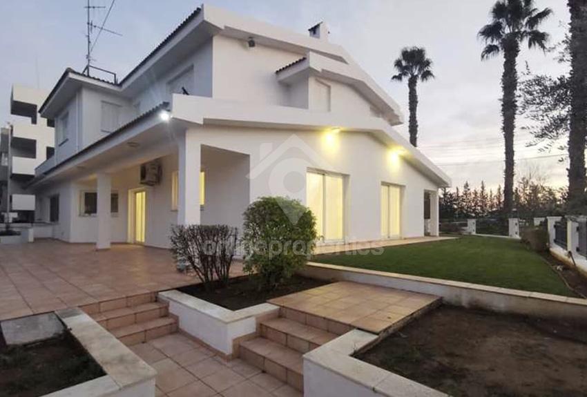 4-bedroom detached house close to the Falcon School