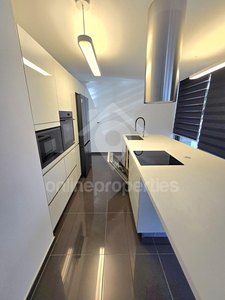 To change image, hover mouse over thumbnails below