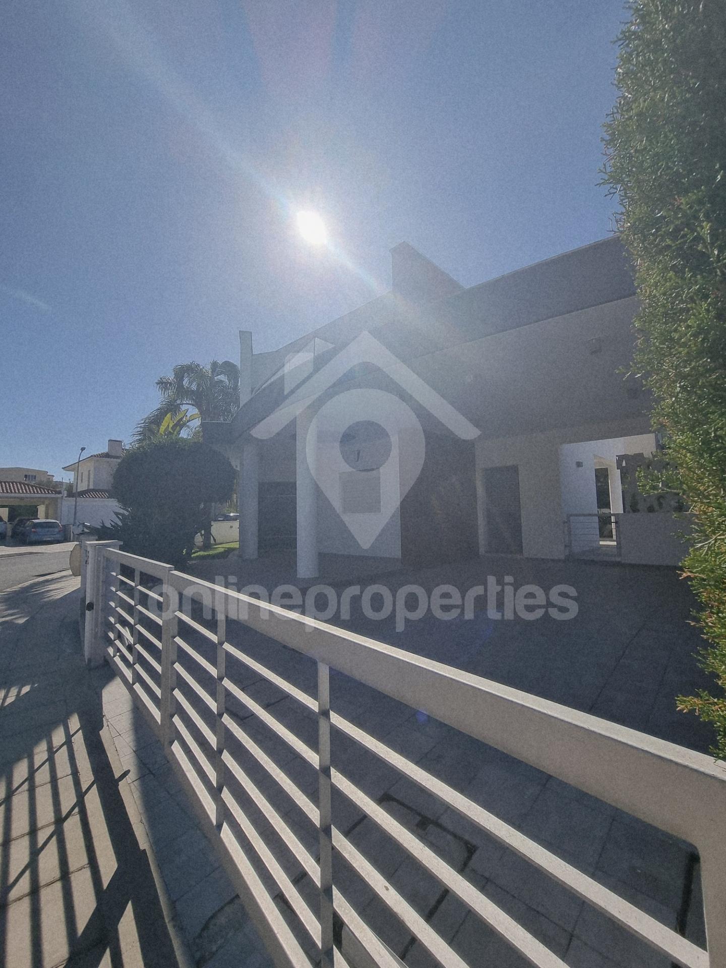 To change image, hover mouse over thumbnails below