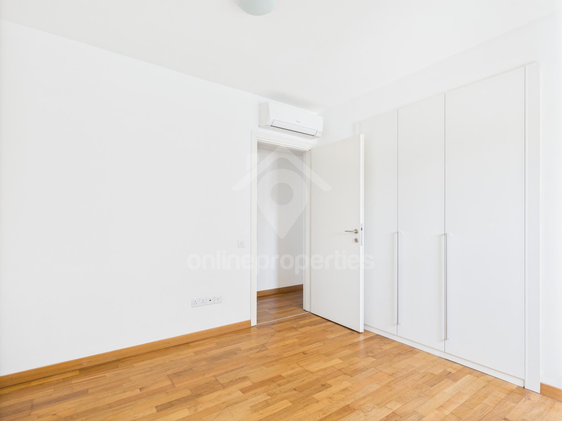 To change image, hover mouse over thumbnails below