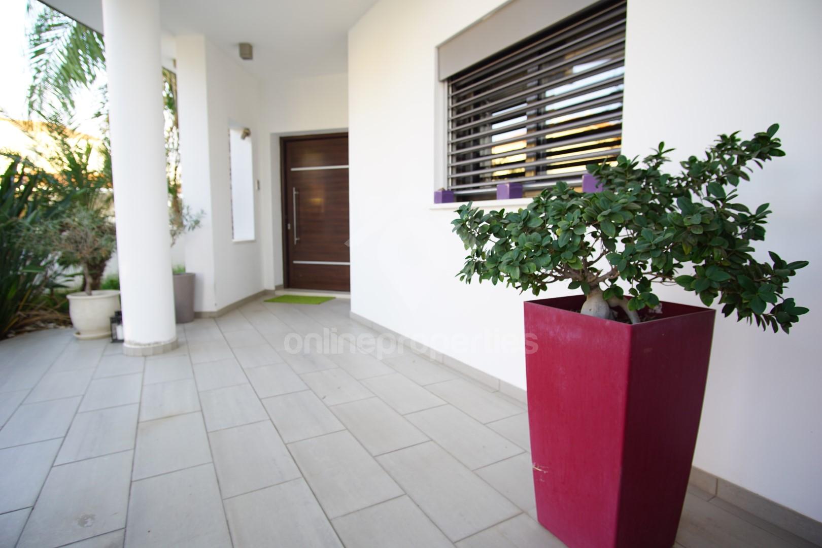 To change image, hover mouse over thumbnails below