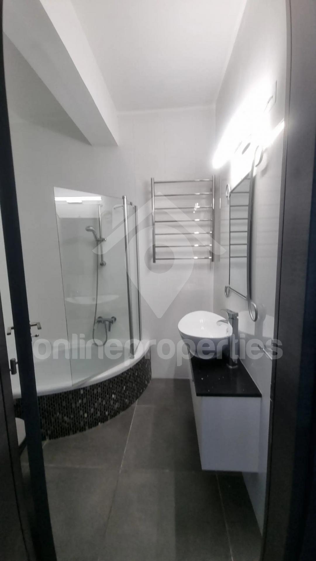 To change image, hover mouse over thumbnails below