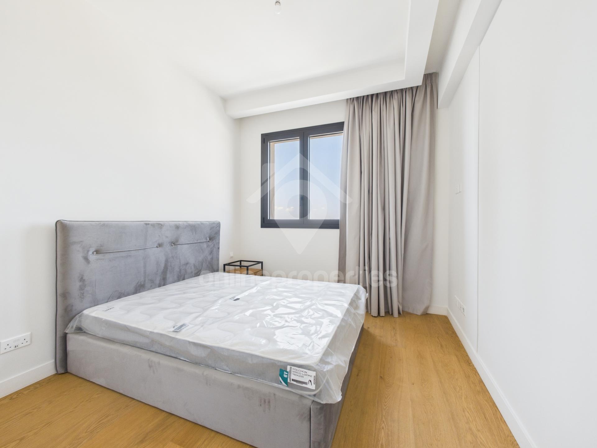 To change image, hover mouse over thumbnails below