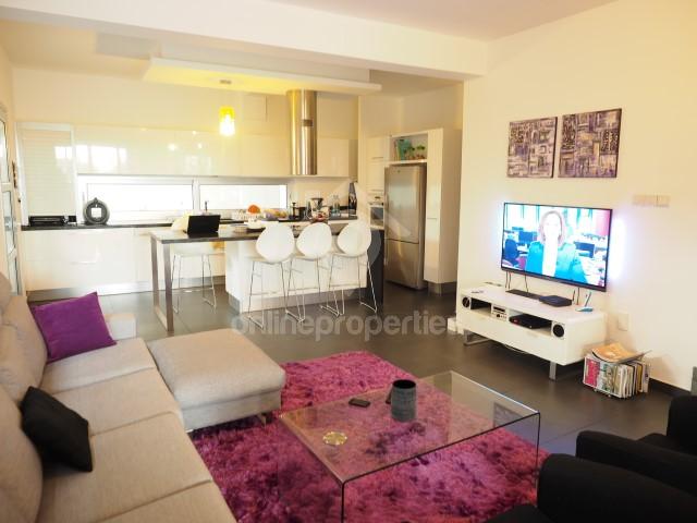 To change image, hover mouse over thumbnails below