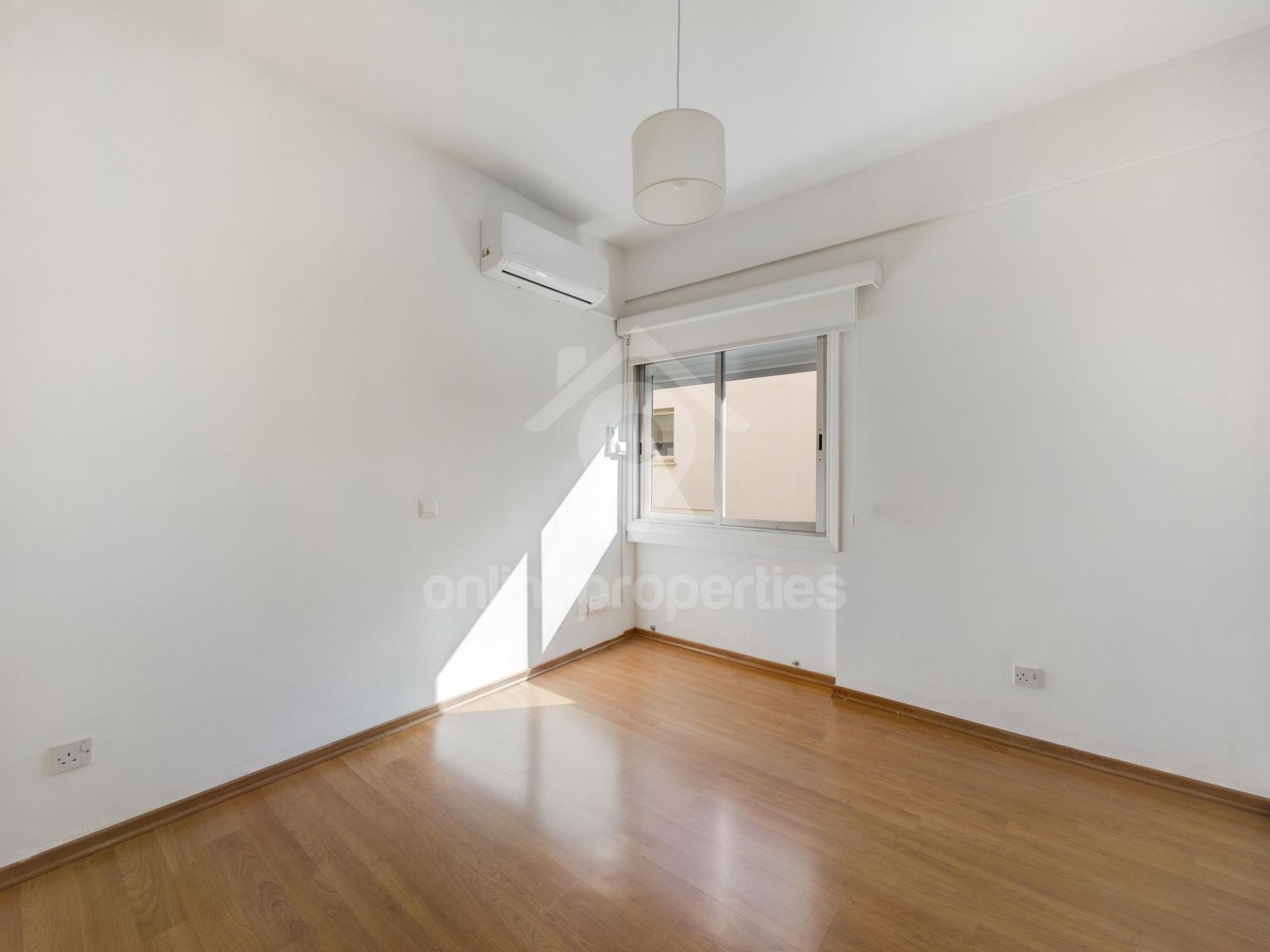 To change image, hover mouse over thumbnails below