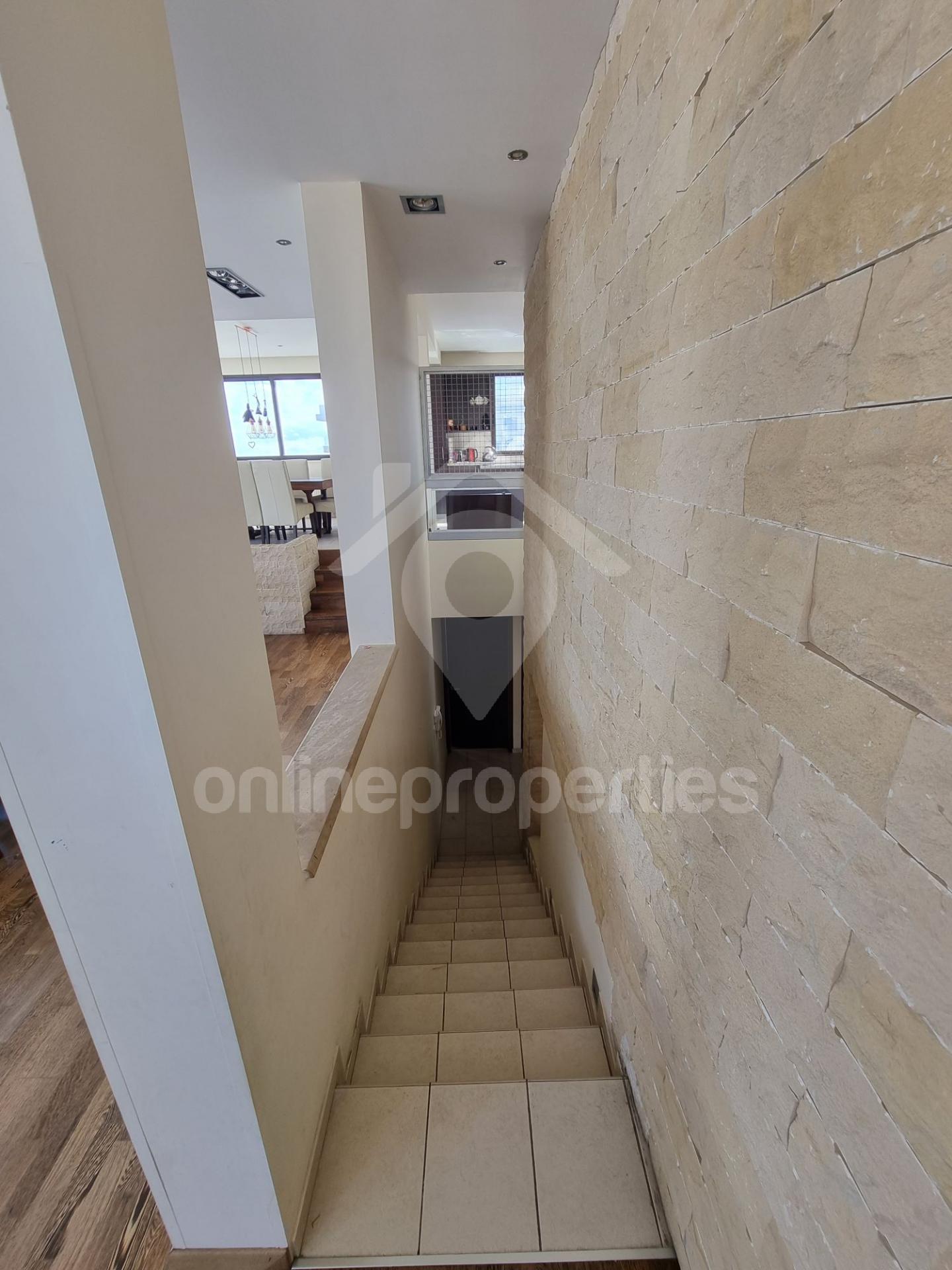 To change image, hover mouse over thumbnails below