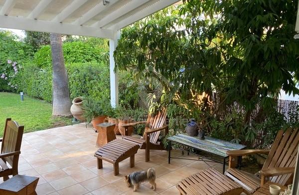 To change image, hover mouse over thumbnails below