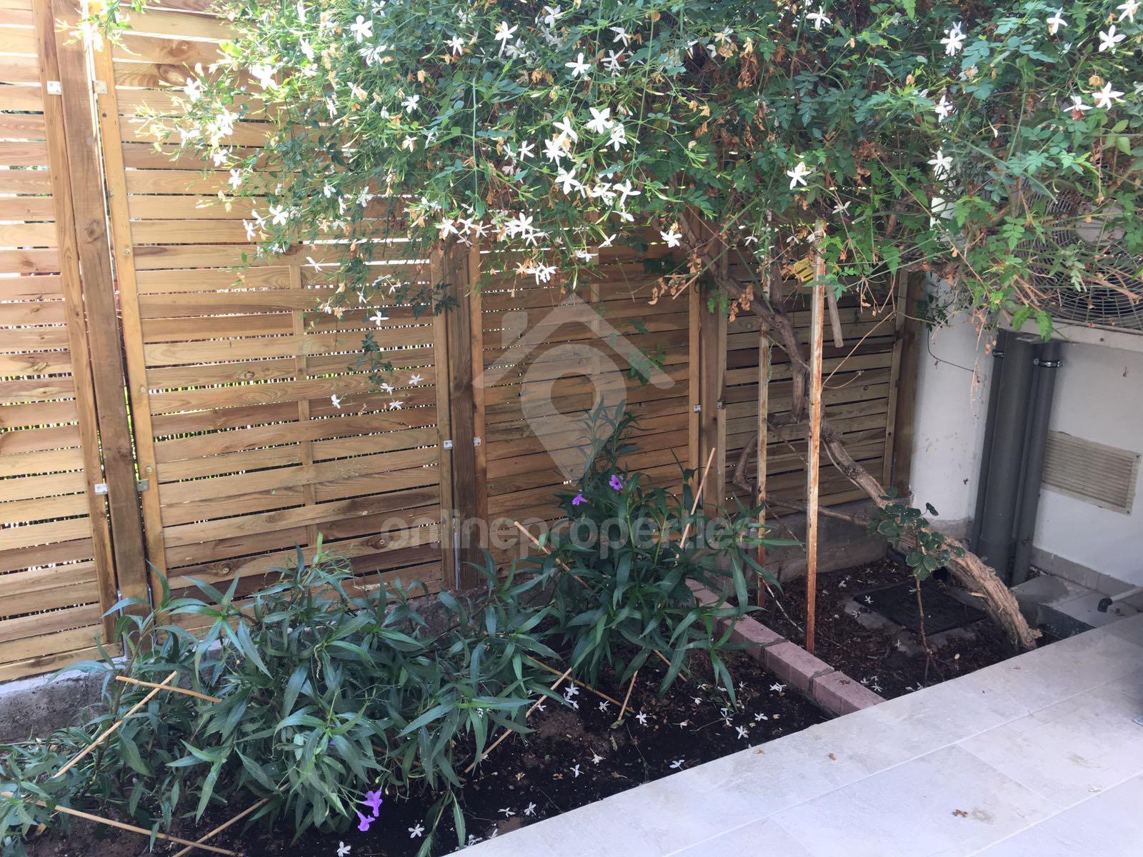 To change image, hover mouse over thumbnails below