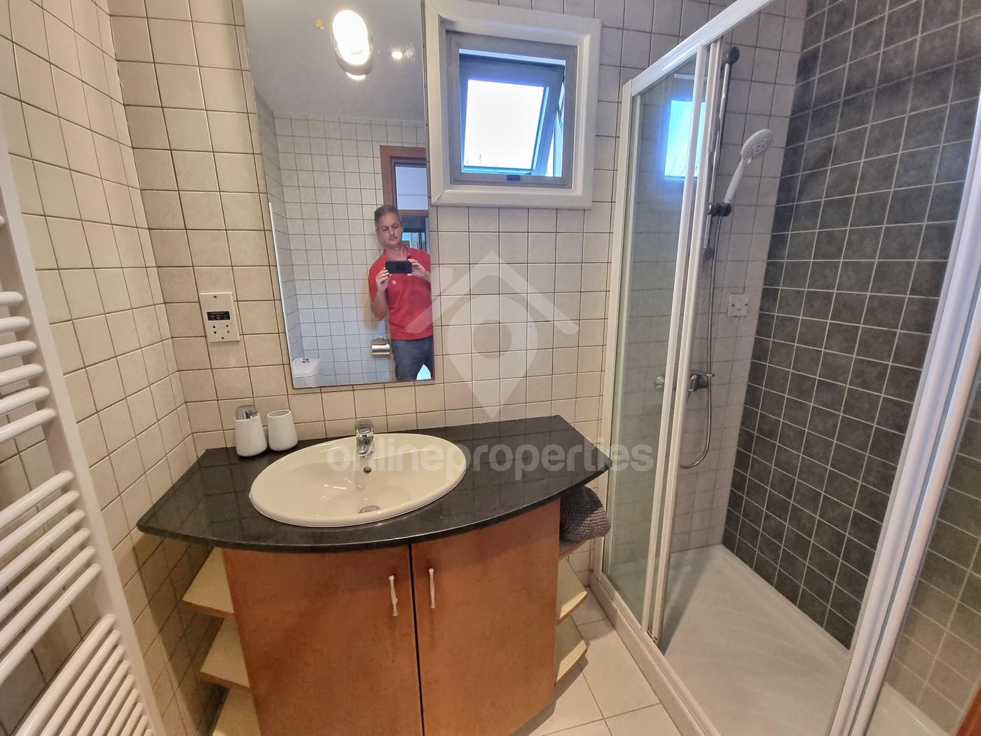 To change image, hover mouse over thumbnails below