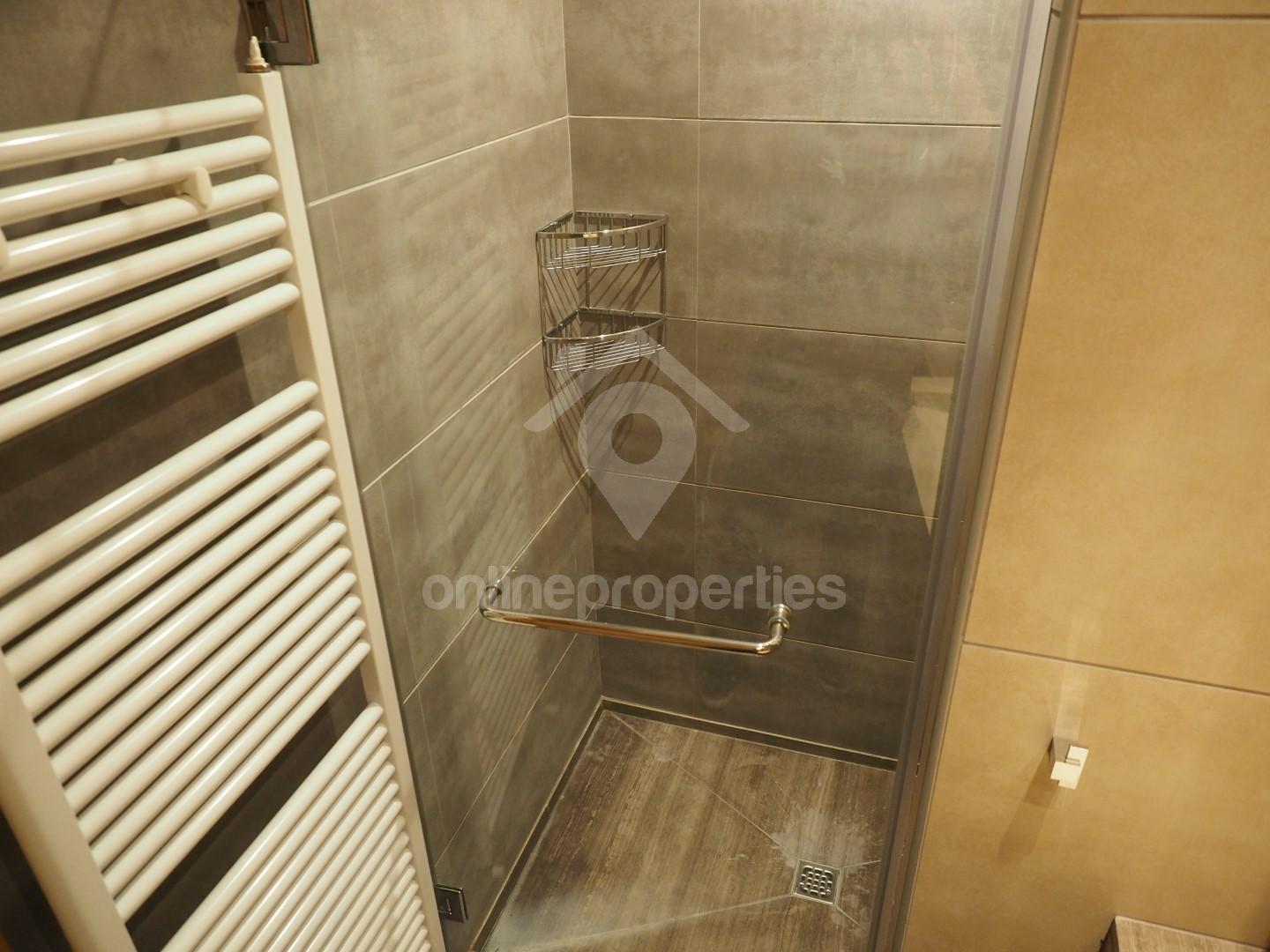 To change image, hover mouse over thumbnails below