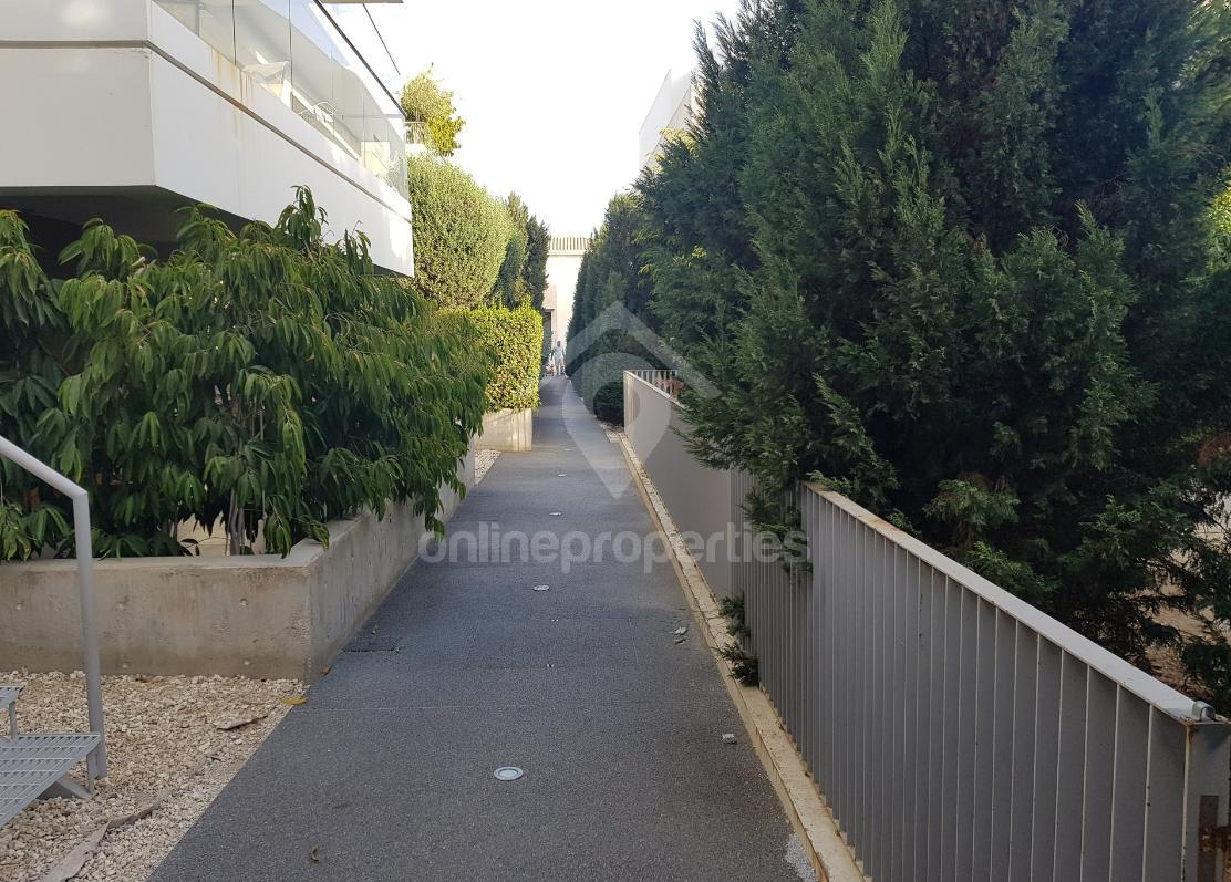 To change image, hover mouse over thumbnails below