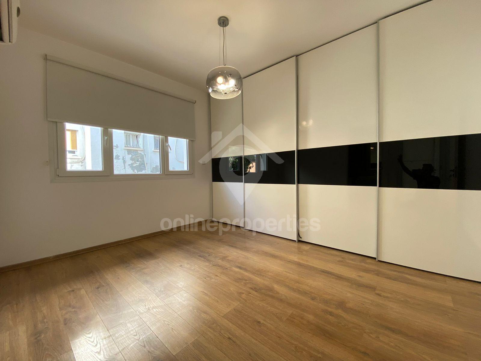 To change image, hover mouse over thumbnails below