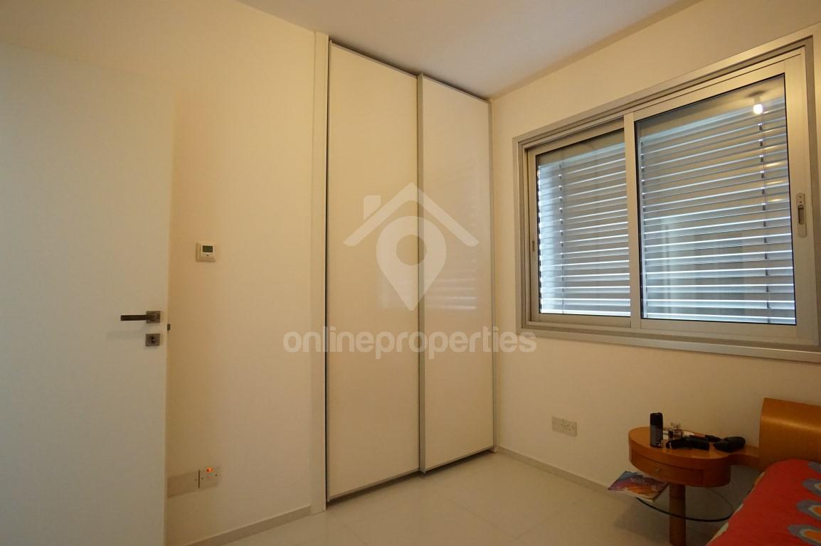 To change image, hover mouse over thumbnails below