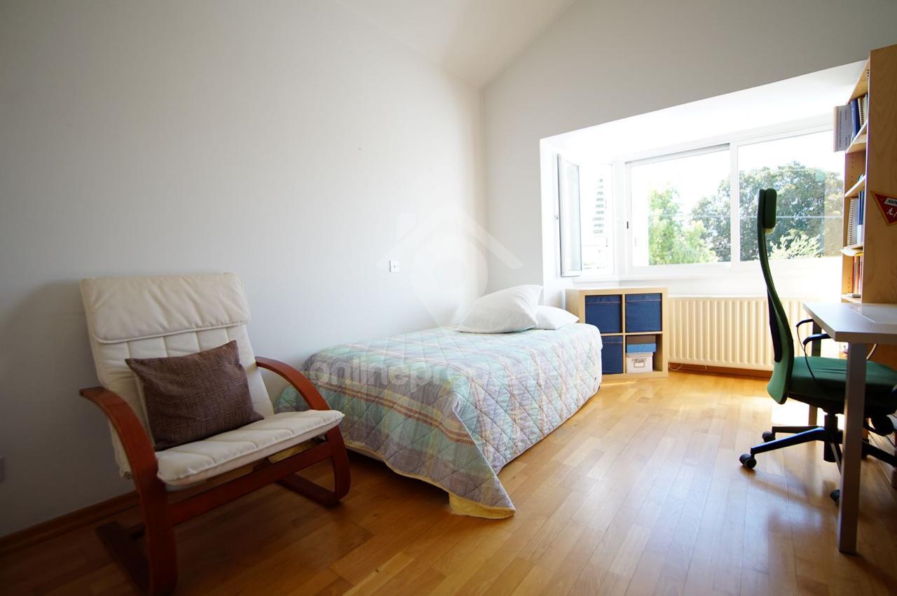 To change image, hover mouse over thumbnails below