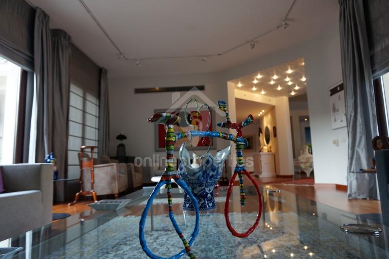 To change image, hover mouse over thumbnails below