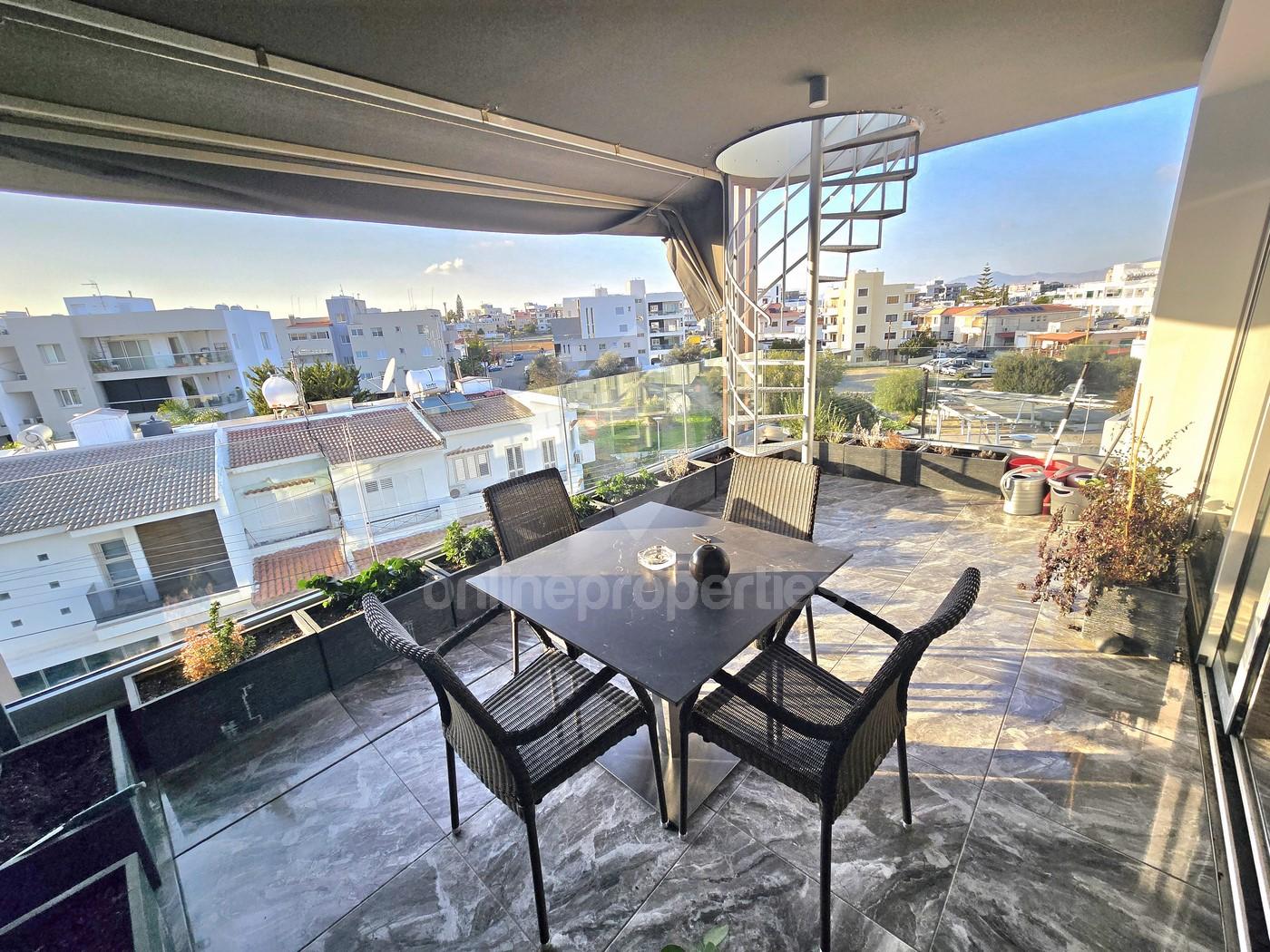 To change image, hover mouse over thumbnails below