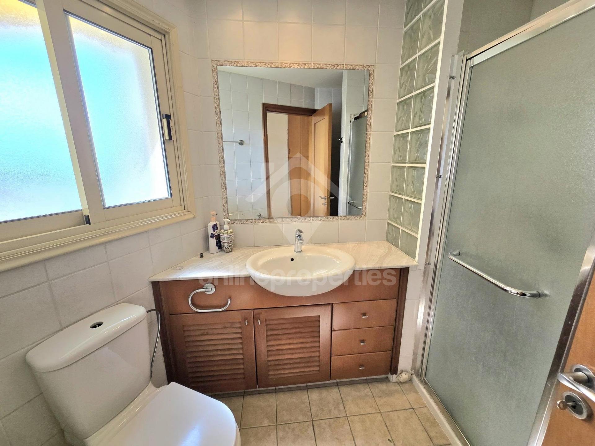 To change image, hover mouse over thumbnails below