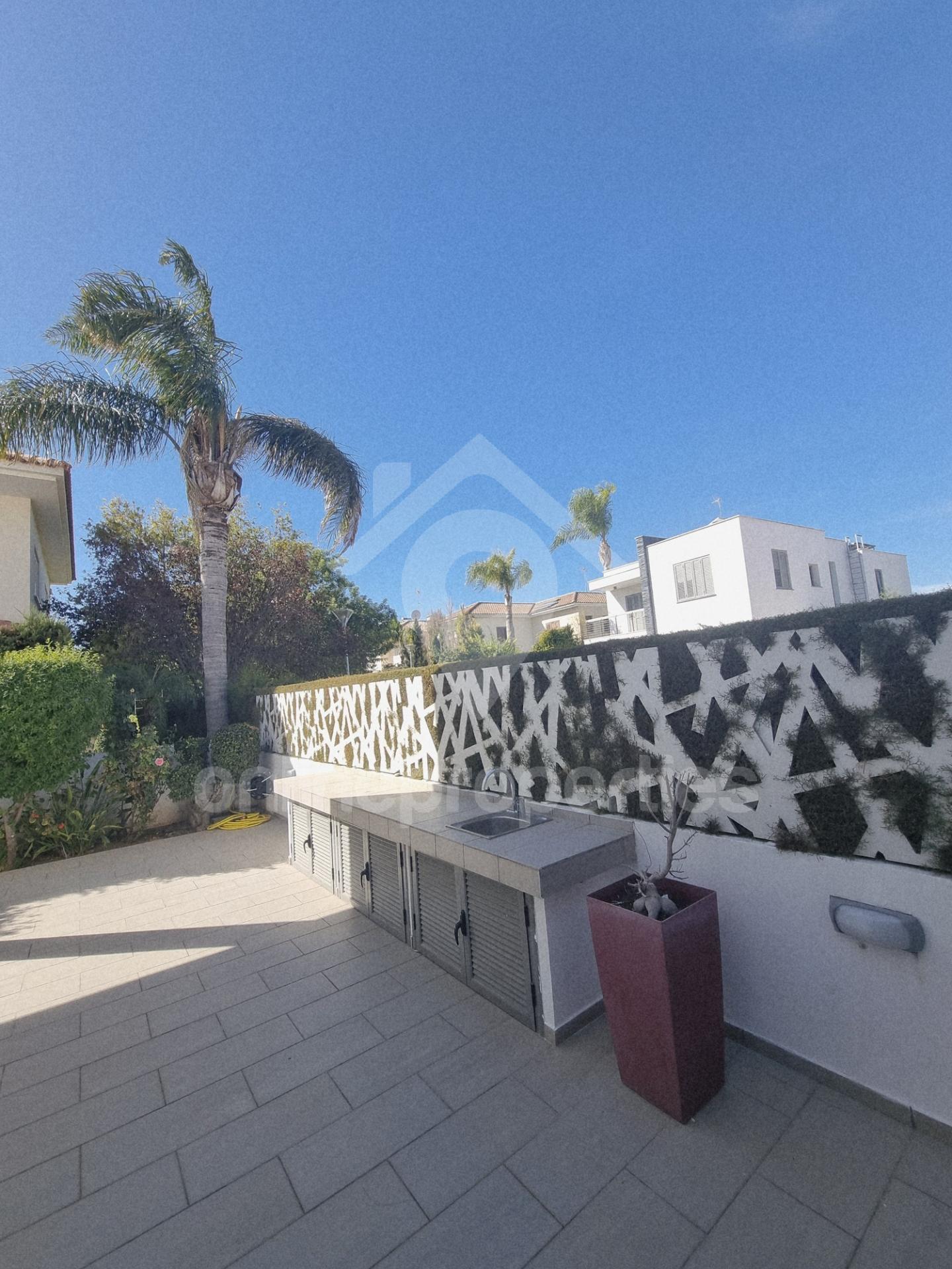 To change image, hover mouse over thumbnails below