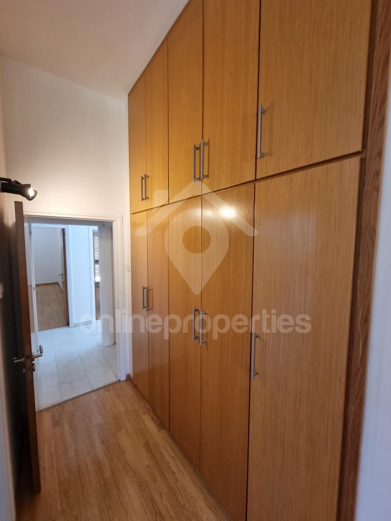 To change image, hover mouse over thumbnails below