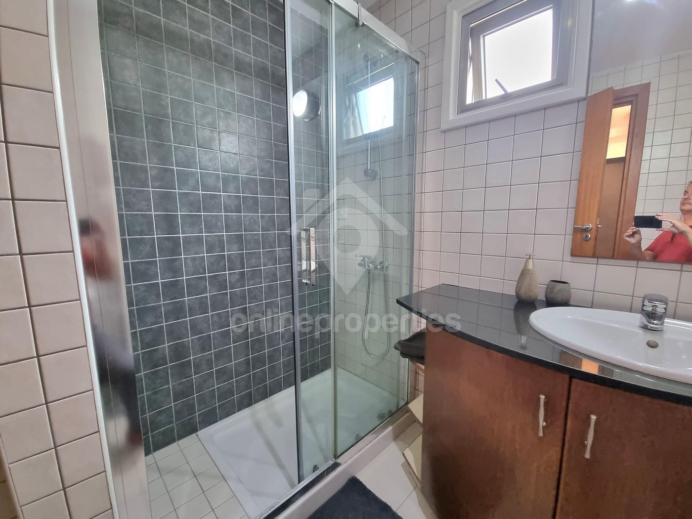 To change image, hover mouse over thumbnails below