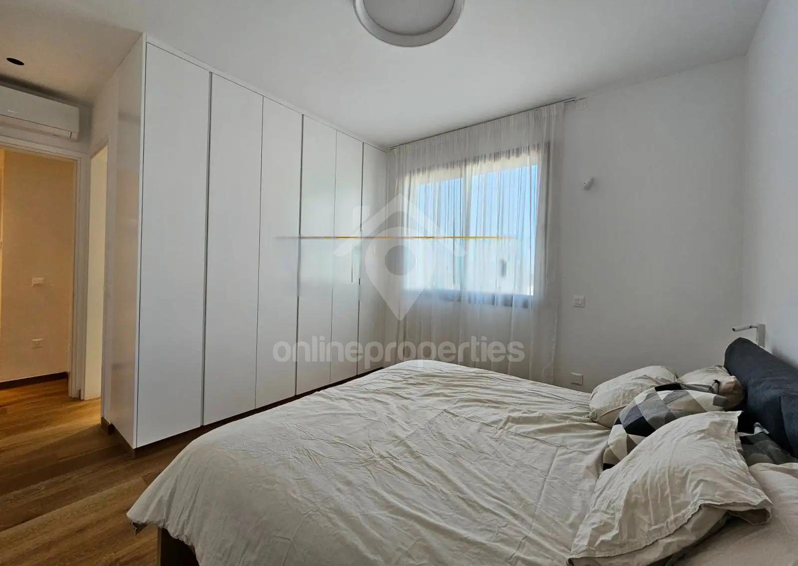 To change image, hover mouse over thumbnails below