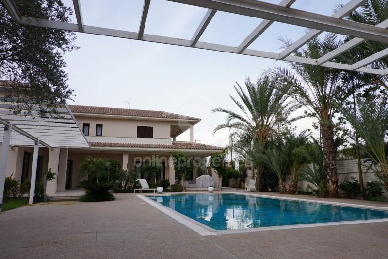 To change image, hover mouse over thumbnails below