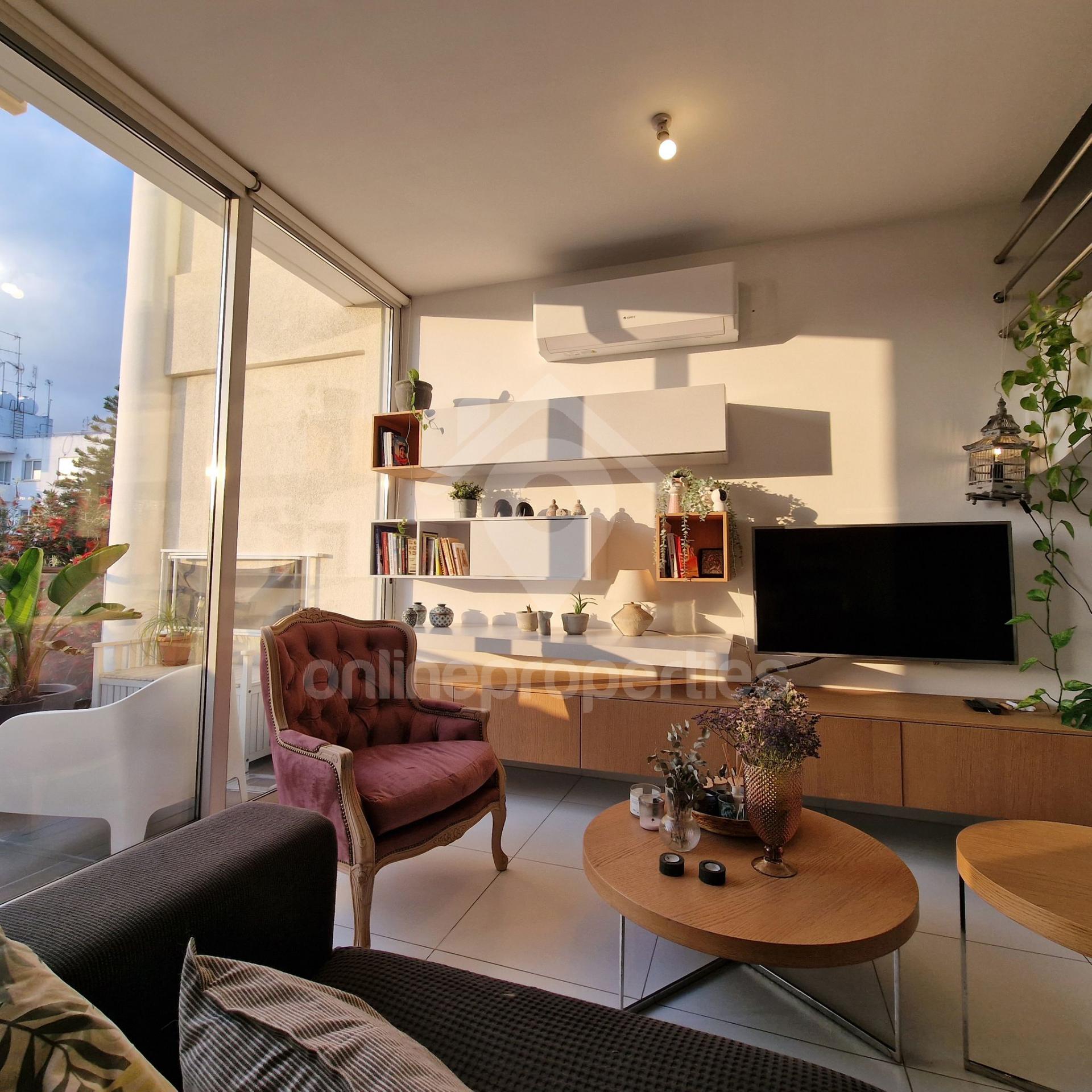 To change image, hover mouse over thumbnails below