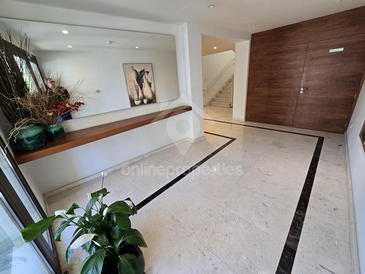 To change image, hover mouse over thumbnails below