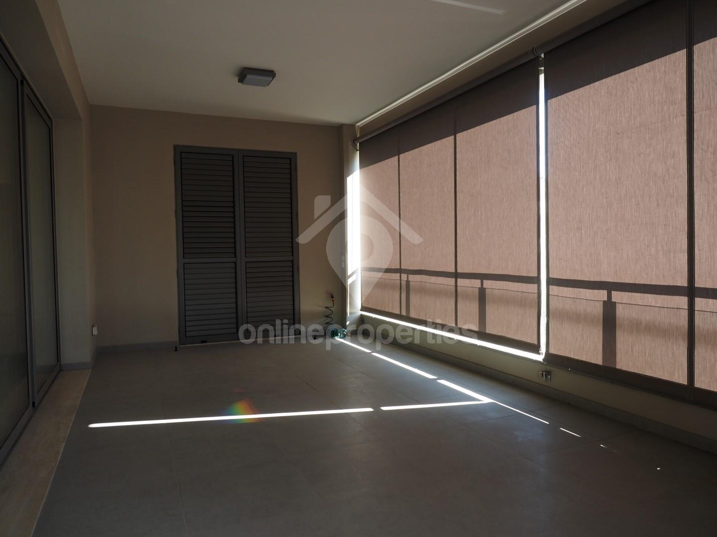 To change image, hover mouse over thumbnails below