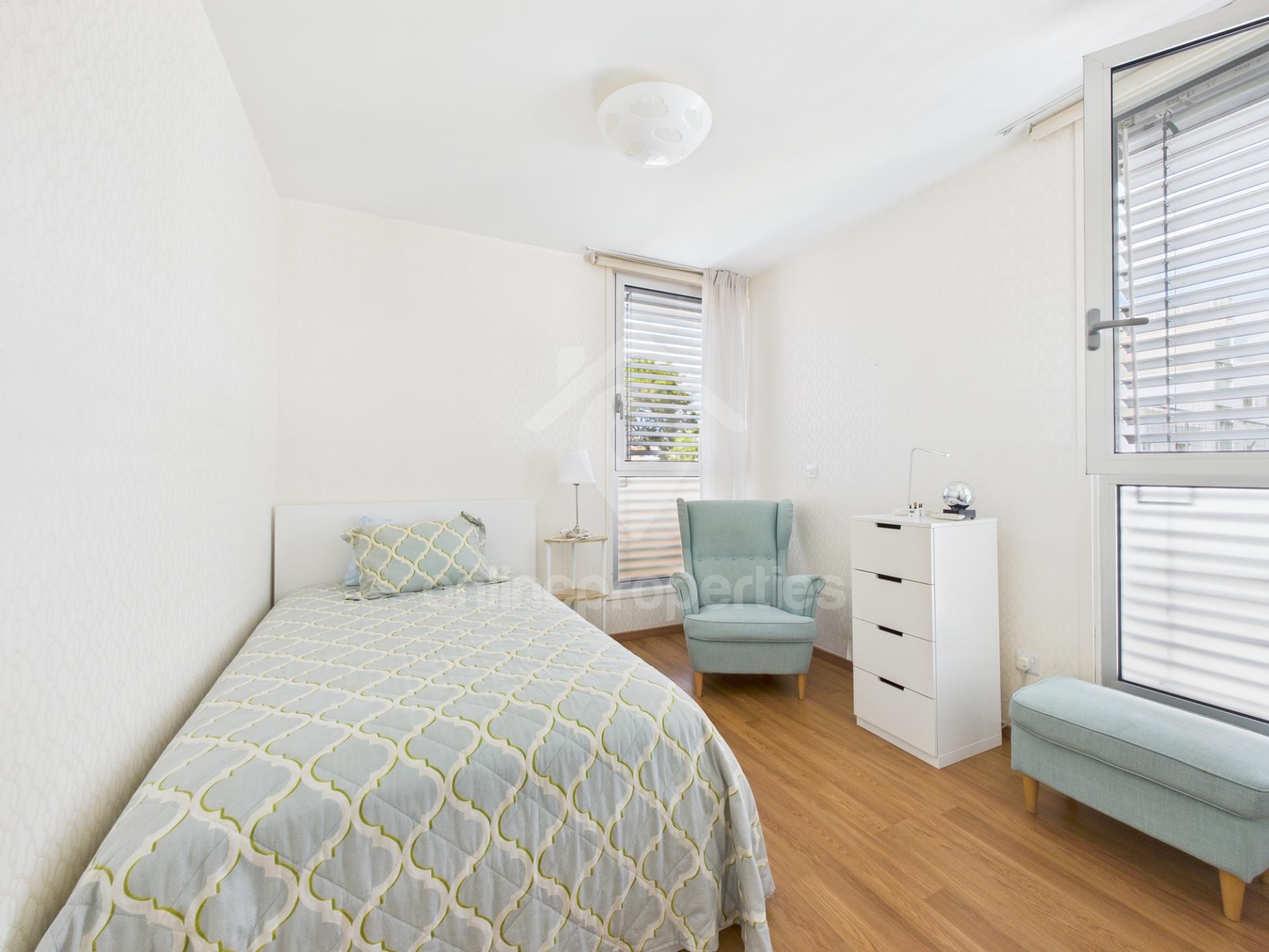 To change image, hover mouse over thumbnails below