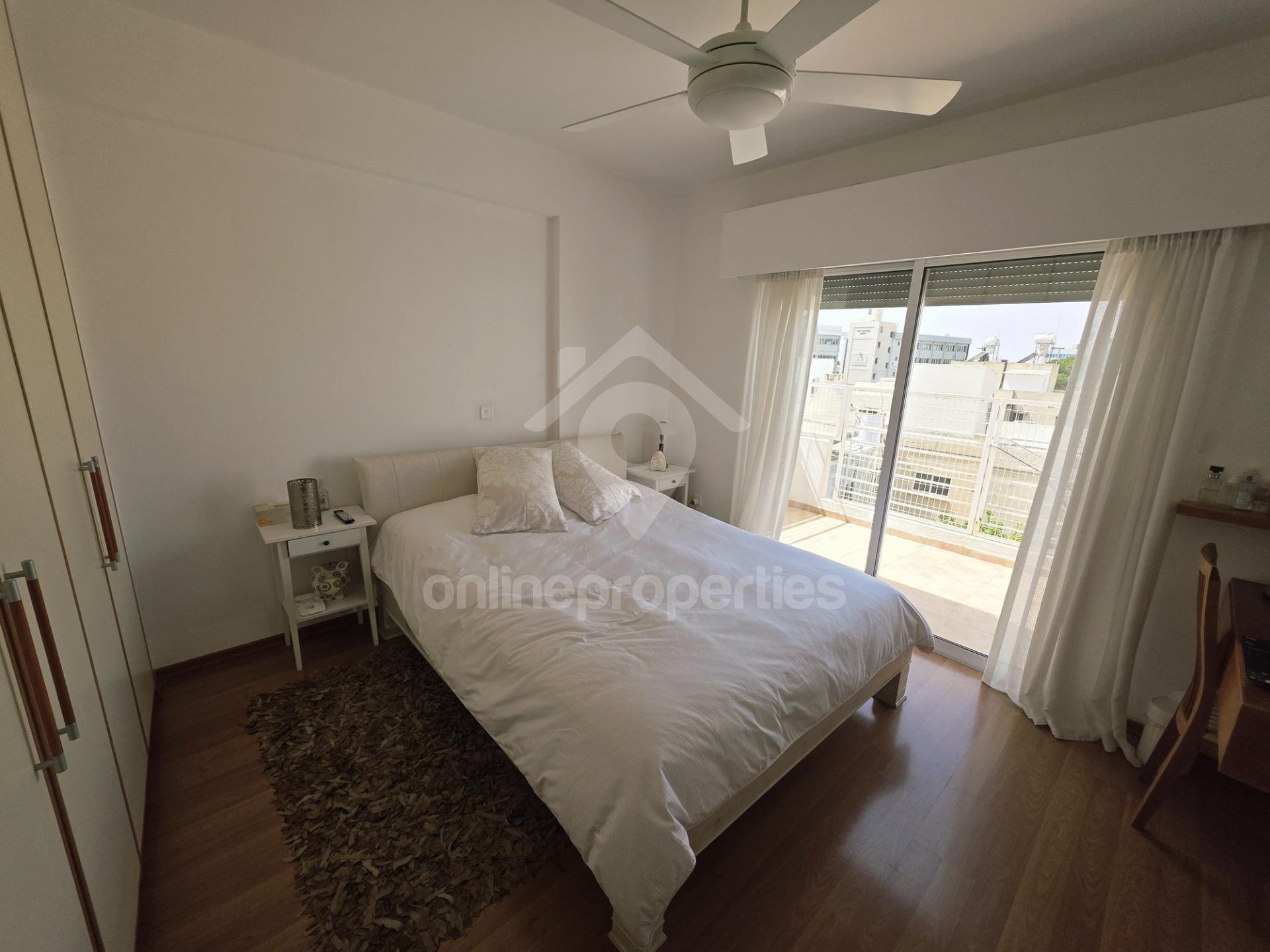 To change image, hover mouse over thumbnails below