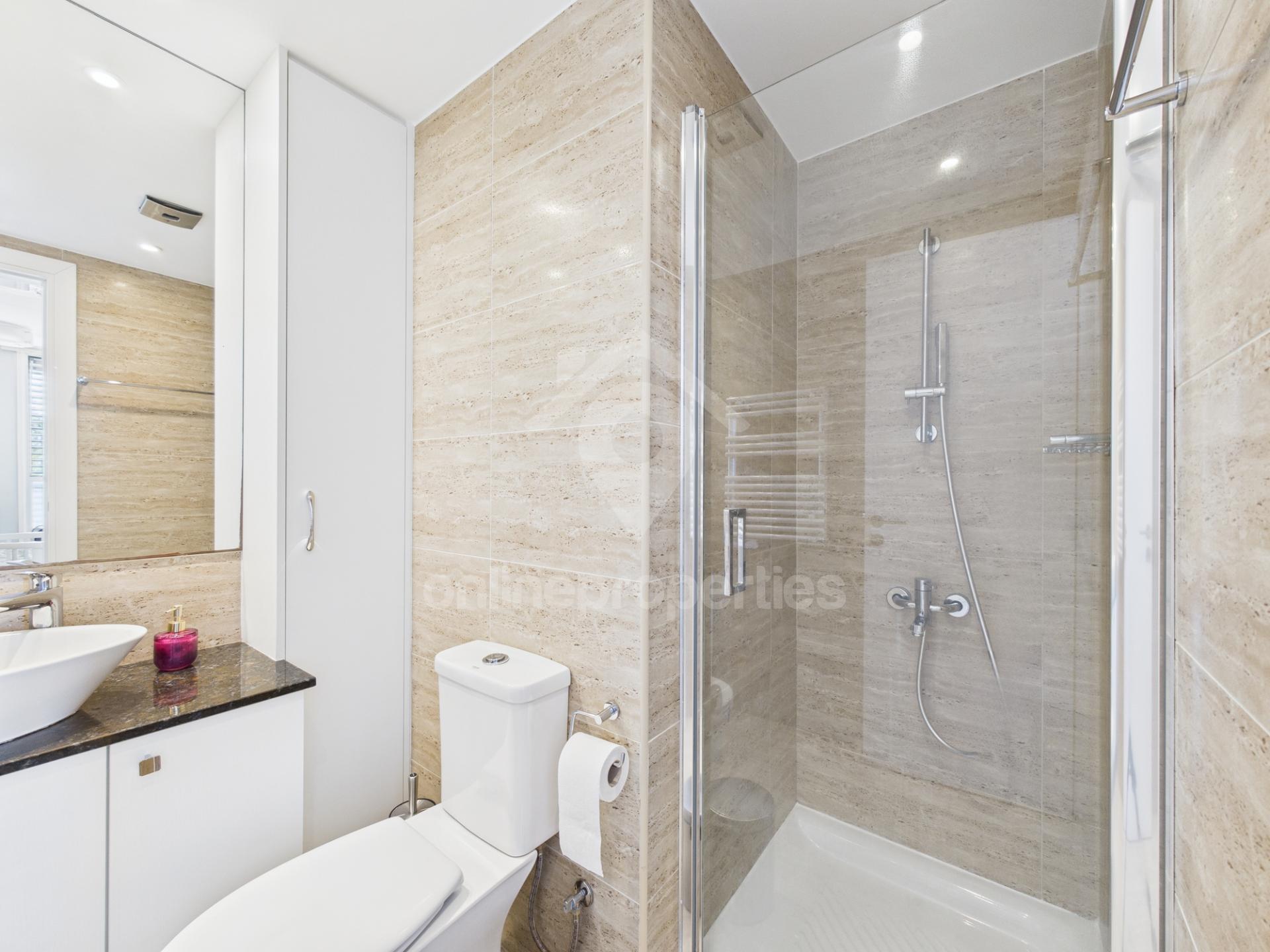 To change image, hover mouse over thumbnails below