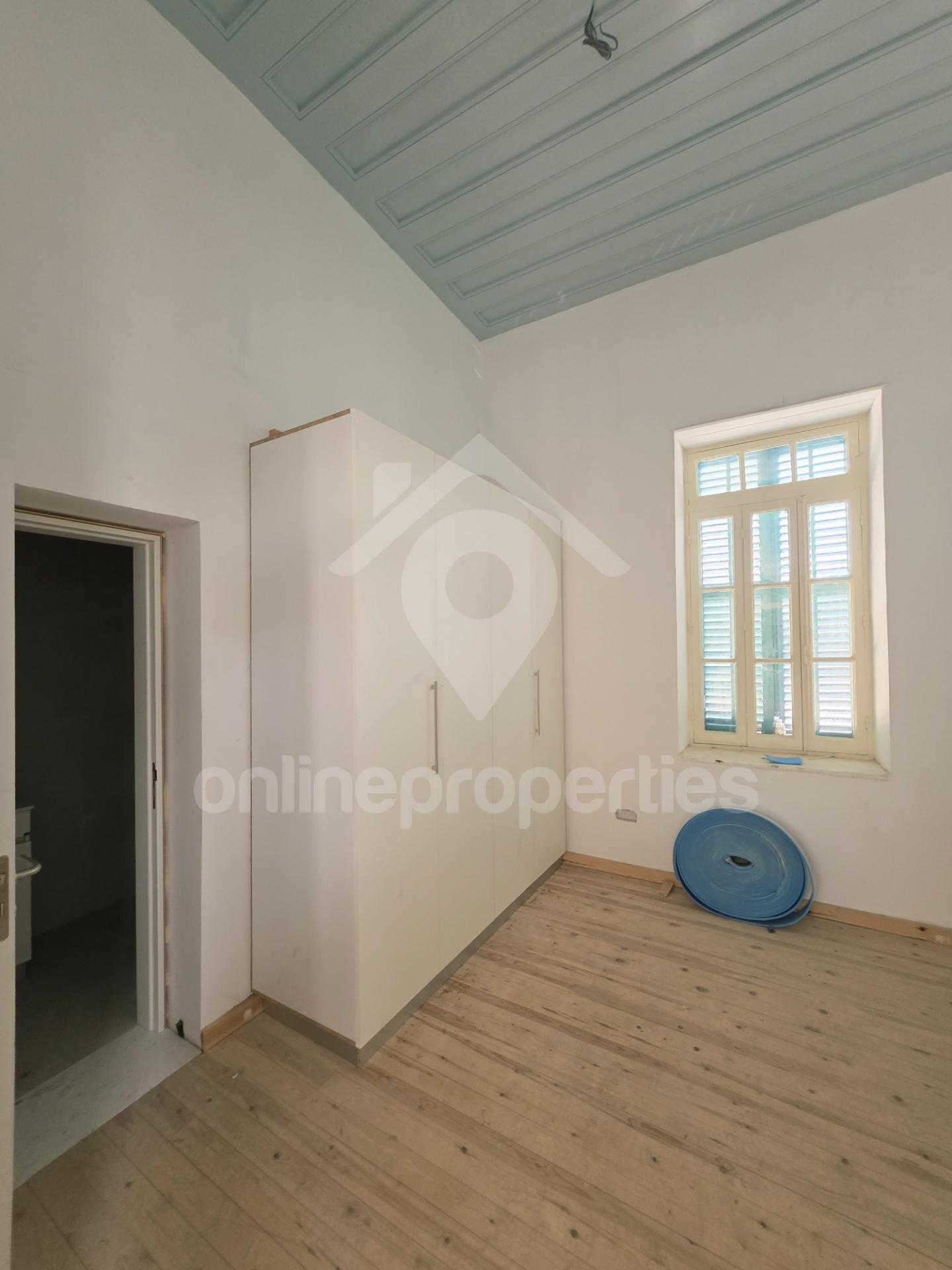 To change image, hover mouse over thumbnails below