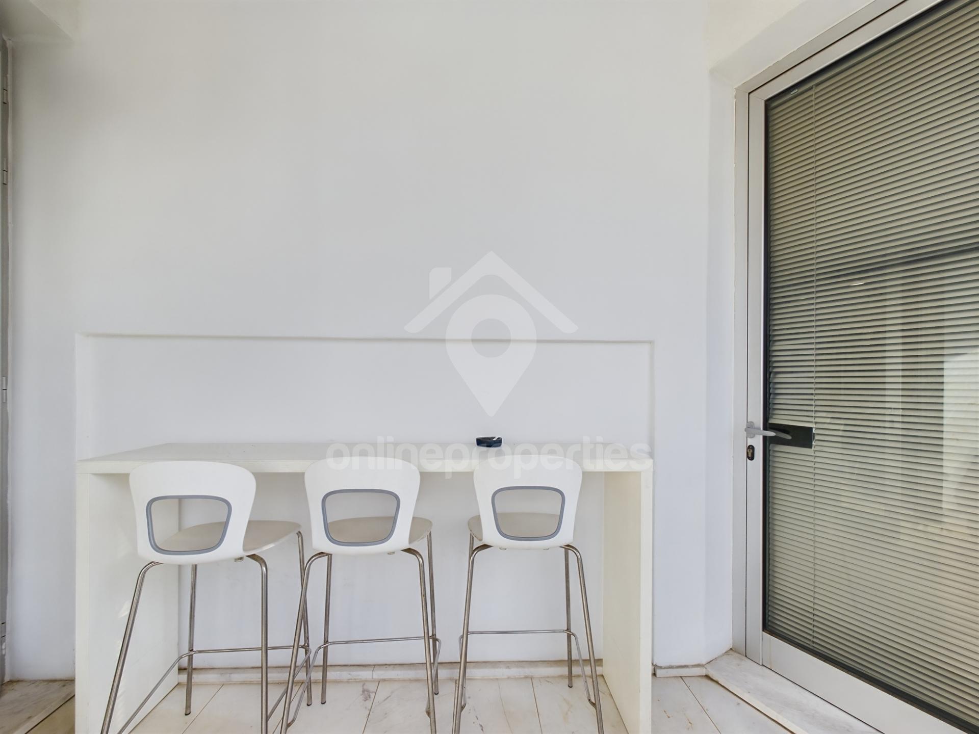 To change image, hover mouse over thumbnails below