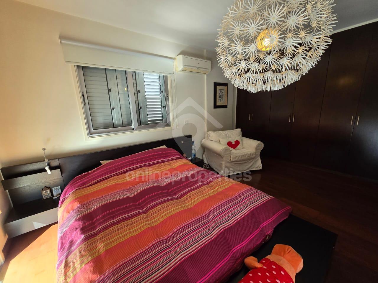 To change image, hover mouse over thumbnails below