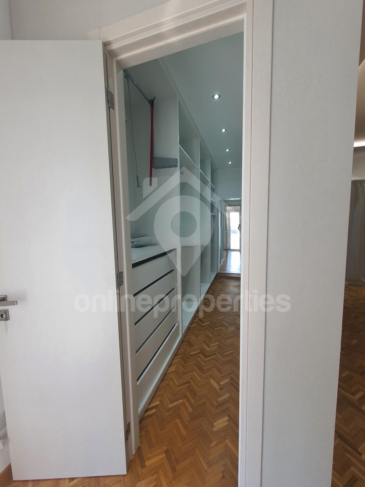 To change image, hover mouse over thumbnails below