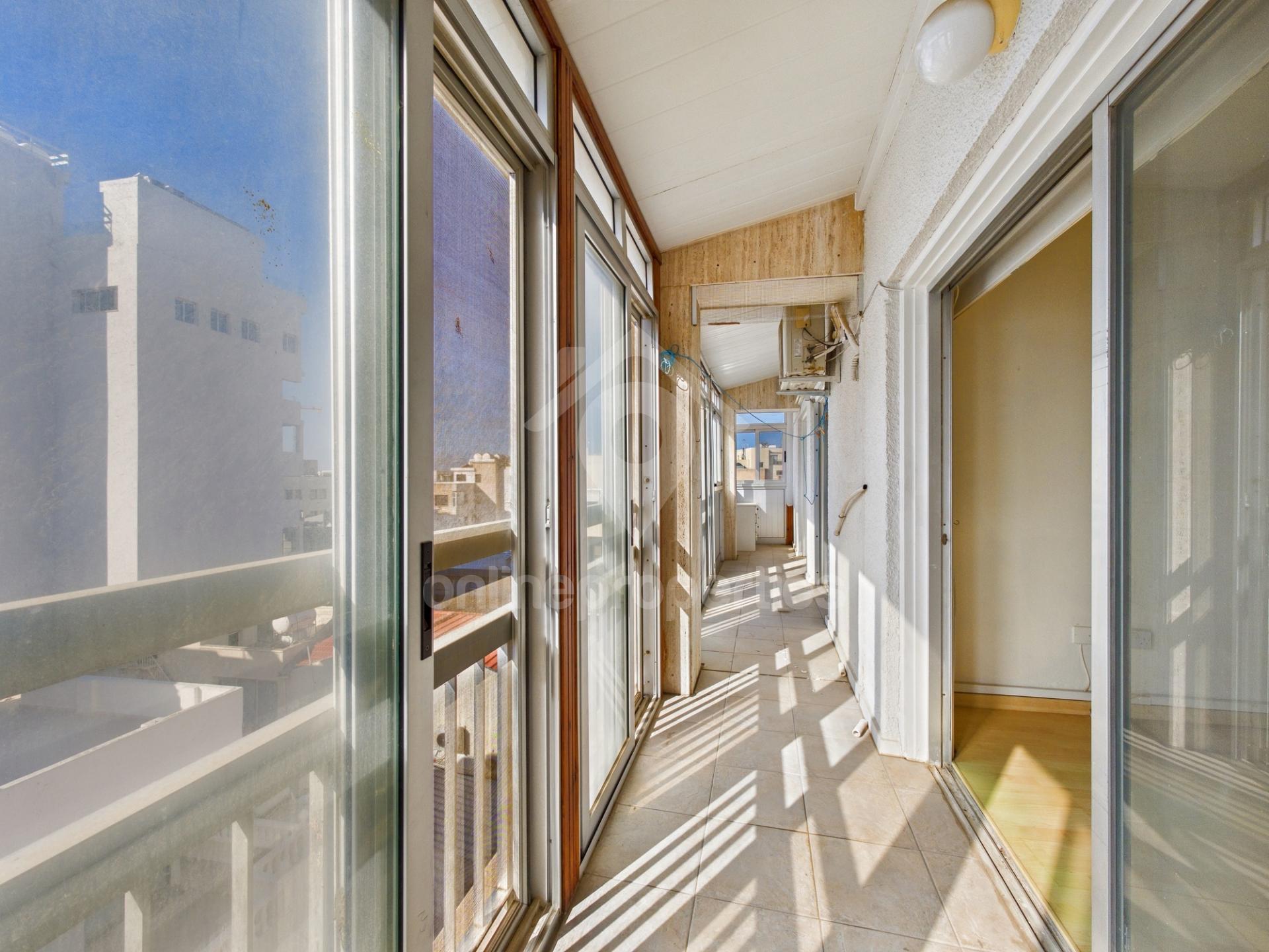 To change image, hover mouse over thumbnails below