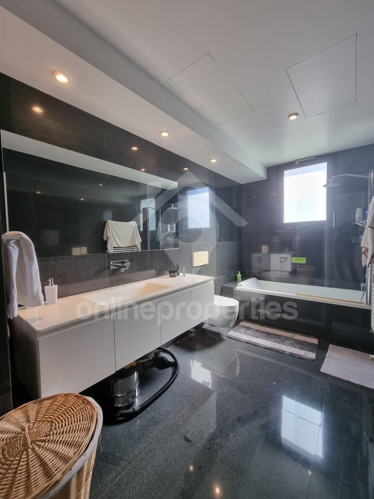 To change image, hover mouse over thumbnails below