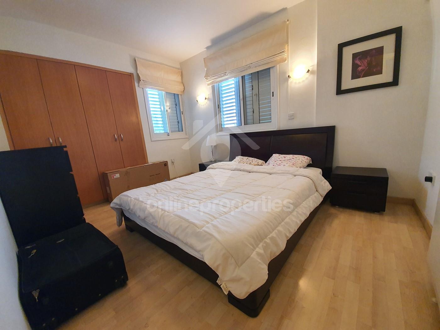 To change image, hover mouse over thumbnails below